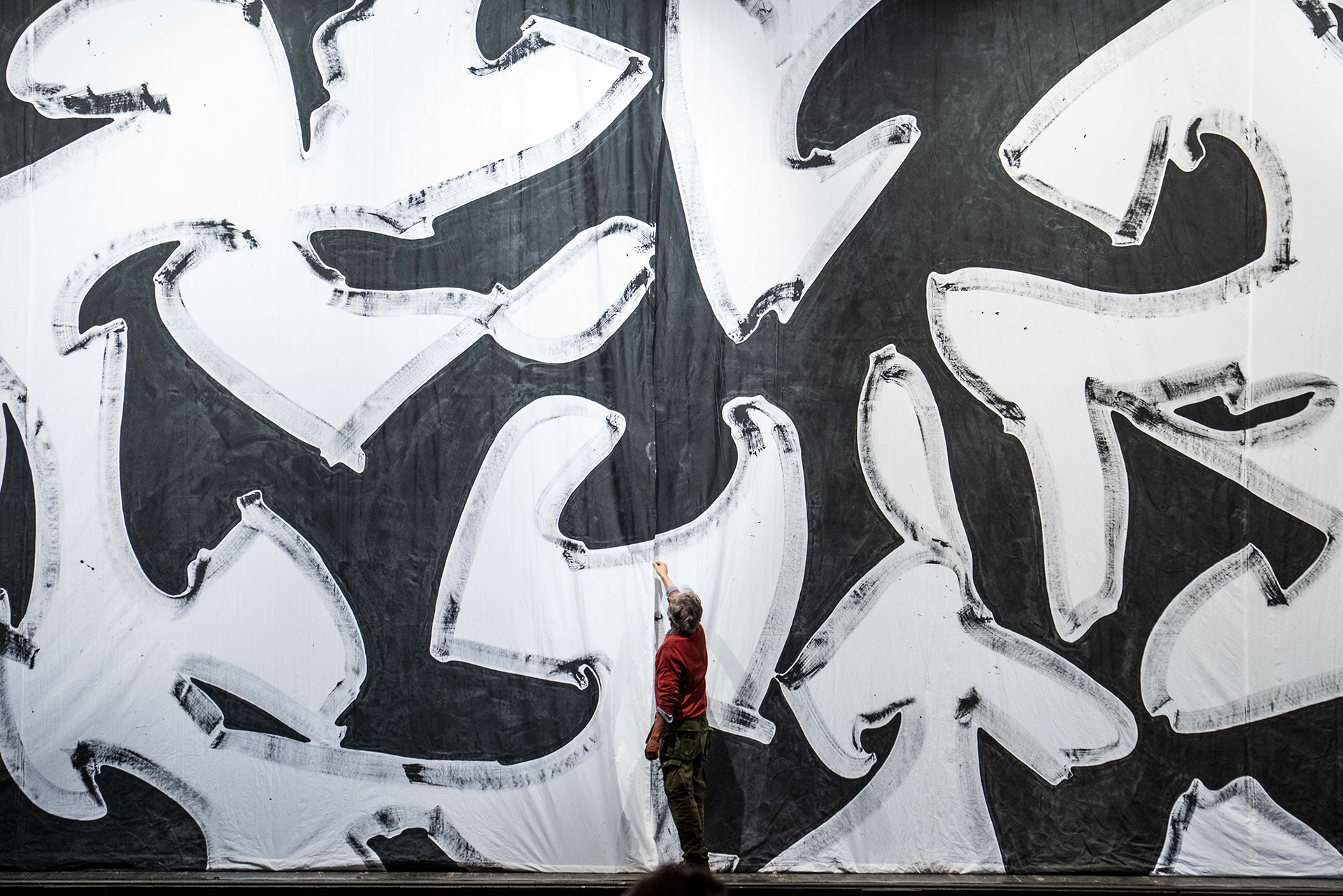 La pittura che ’rompe’ la scena. Asdrubali firma il sipario d’artista